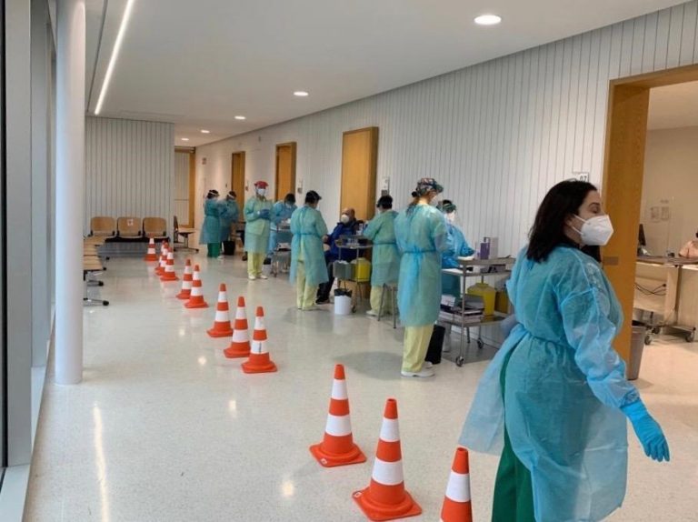 El Área Sanitaria de Santiago realiza un cribado a 260 personas de un centro escolar de Ribeira