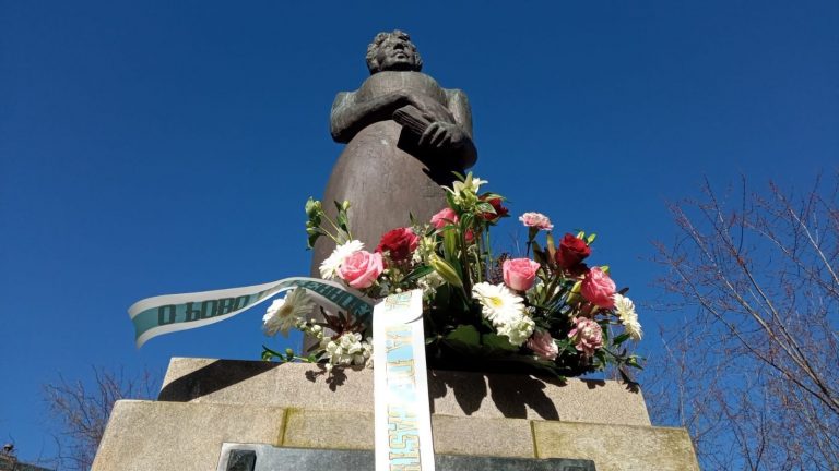 Instituciones y representantes culturales recuerdan a Rosalía con lecturas de poemas y el canto a la ‘Alborada’