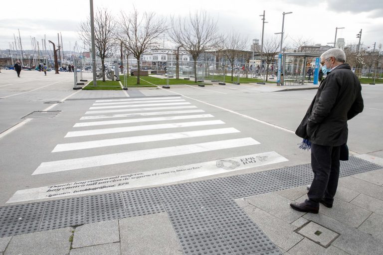 El Ayuntamiento de A Coruña pinta en calles de la ciudad frases de  Emilia Pardo Bazán en homenaje a la escritora