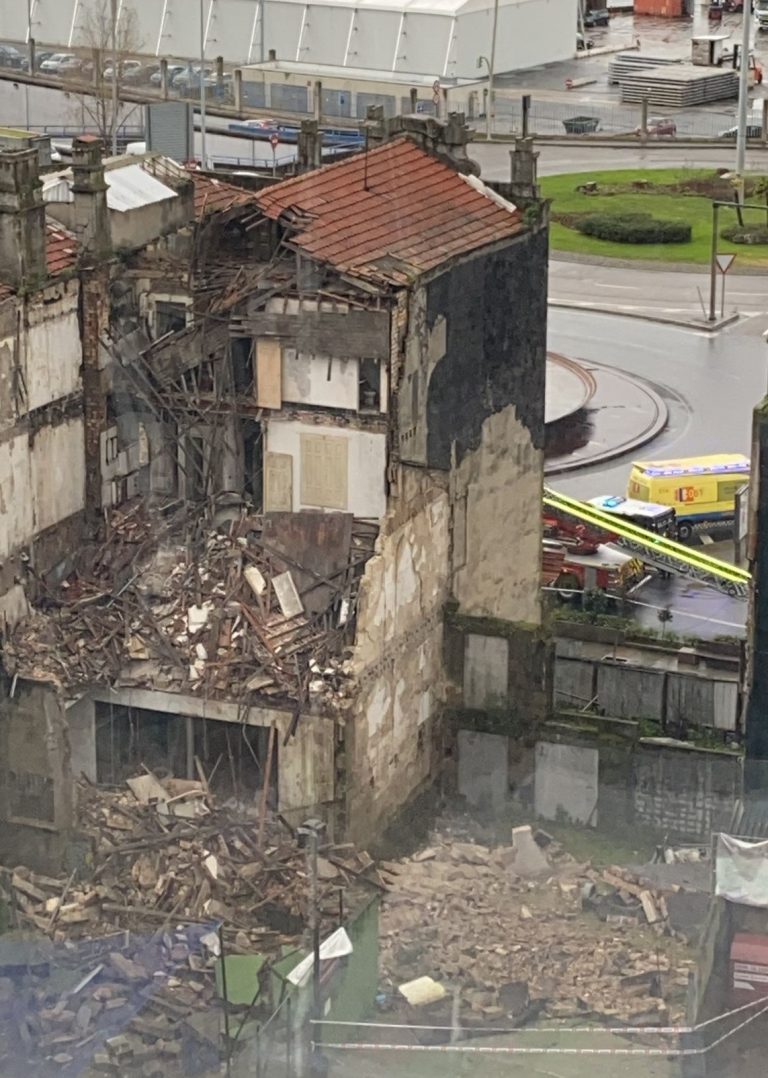 La propietaria del edificio en ruinas cuya fachada se derrumbó en Vigo solicita su demolición «por medidas urgentes»