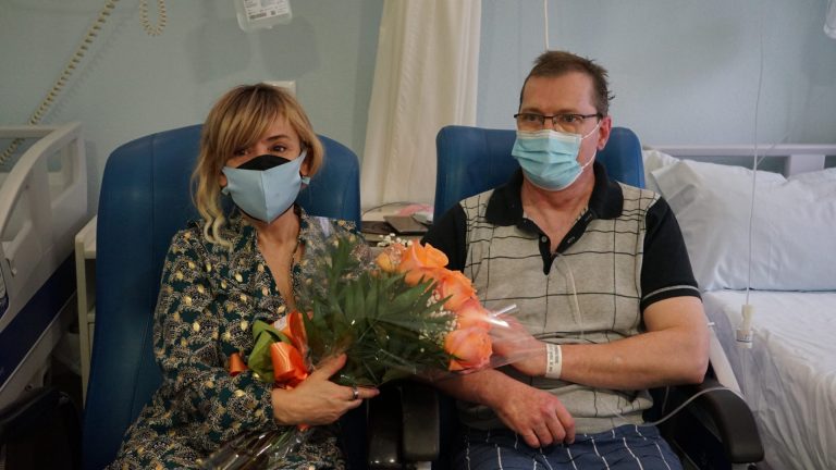 Una doctora y una enfermera hacen de testigos en la boda de un paciente ingresado con cáncer en un hospital vigués