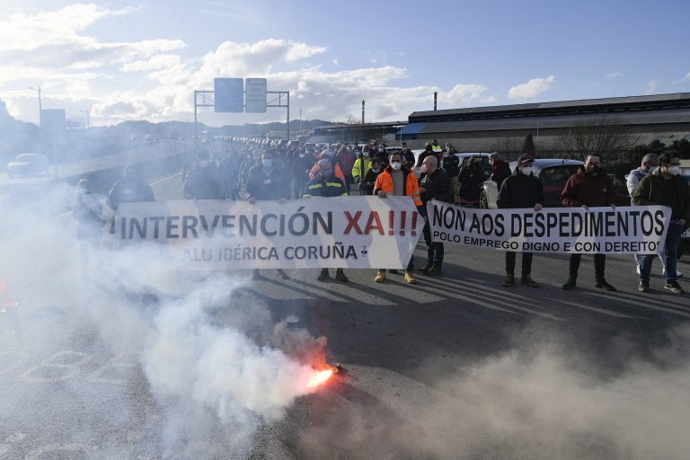 CCOO, CIG y UGT acusan a Alu Ibérica de «aplastar» derechos y anuncian una «gran manifestación» el 27 de marzo