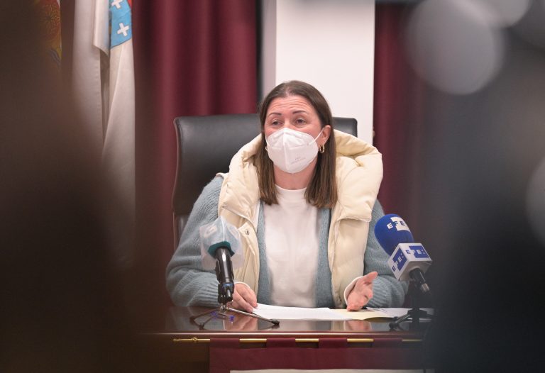 La alcaldesa de Boimorto asegura que ni ella «ni nadie» en la residencia firmó «por escrito» autorización para vacunarse