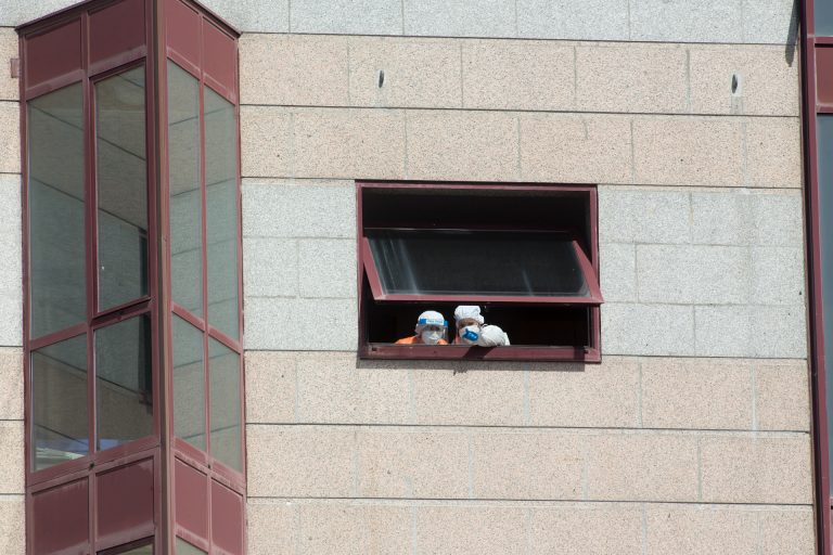 Cvirus.- Los casos de covid entre ancianos de residencias de Galicia bajan a 50 al cumplirse dos meses de vacunación