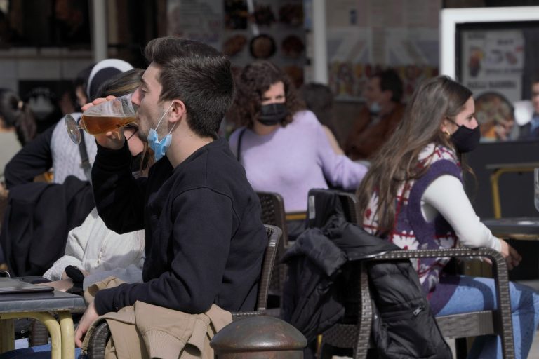 Sanidade avisa de «comportamientos irresponsables» en la hostelería: «Se juegan el cierre futuro»