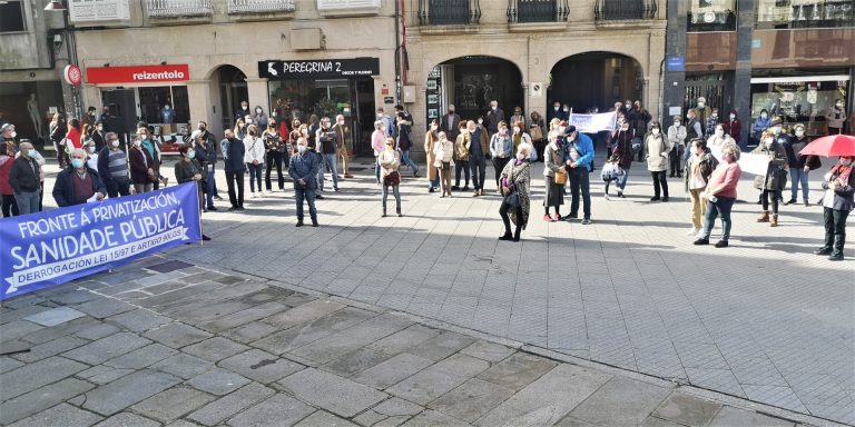 Un centenar de personas secunda en Pontevedra la concentración por la sanidad pública y contra su privatización