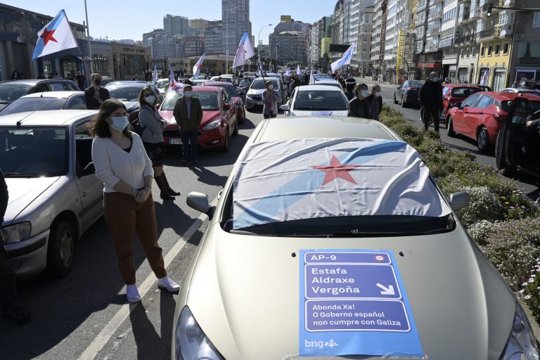 Una caravana convocada por el BNG marcha por A Coruña para reclamar el fin de la «estafa» de la AP-9