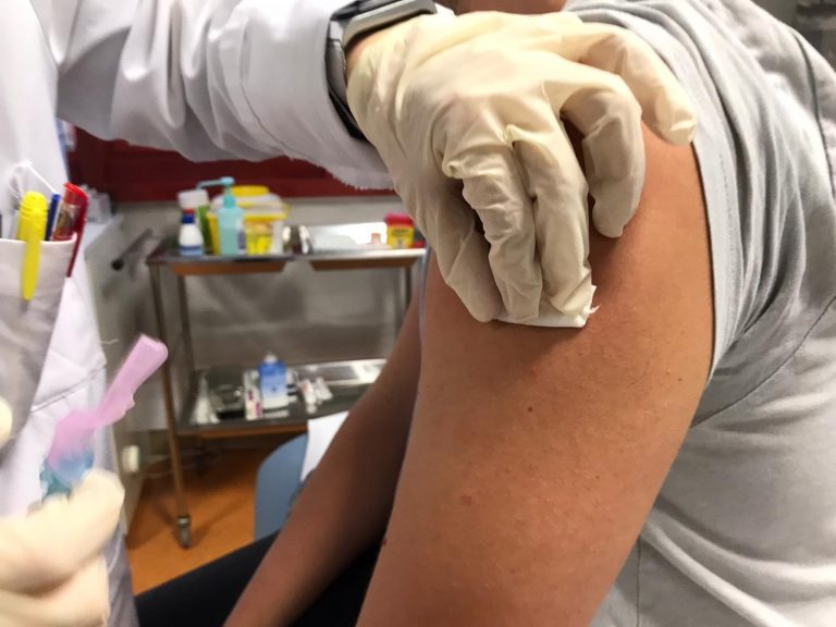 El Sergas inoculó al menos una dosis al 45,4% de la población gallega susceptible de recibir la vacuna