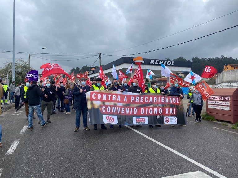 Sindicatos del metal de Pontevedra se concentran y cortan una calle en Vigo para exigir una solución para su convenio