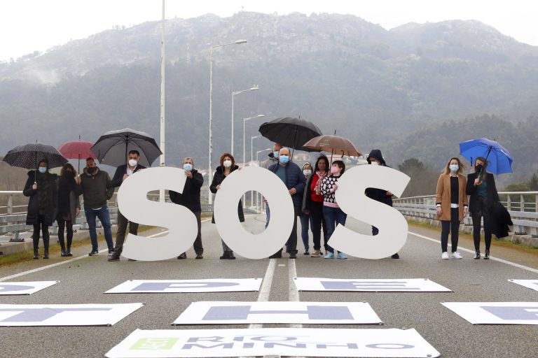 Alcaldes de 26 municipios de O Miño protestan en la Ponte da Amizade con la pancarta gigante ‘Open the border’