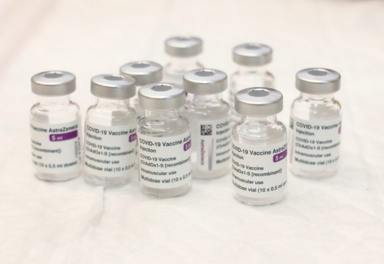 El Sergas asegura que ha vacunado «al 80%» de los listados enviados por los colegios médicos «y se sigue»