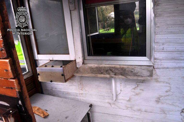 La Policía constata que un asentamiento de Narón tenía una «oficina» y «cajón dispensador» para entregar droga