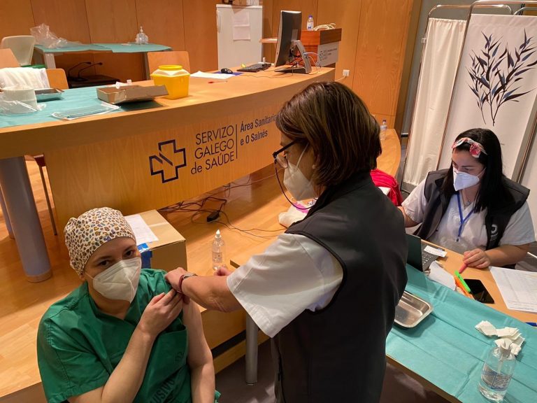 Galicia, que recibe las dosis de Pfizer que cubre su población de más de 80, ha administrado 233.316 vacunas