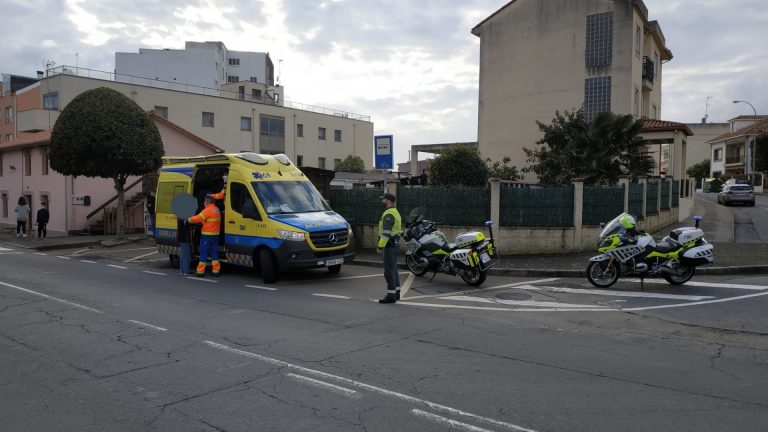 La Guardia Civil auxilia a una persona de avanzada edad que se había caído tras tropezar con un adoquín en Oleiros