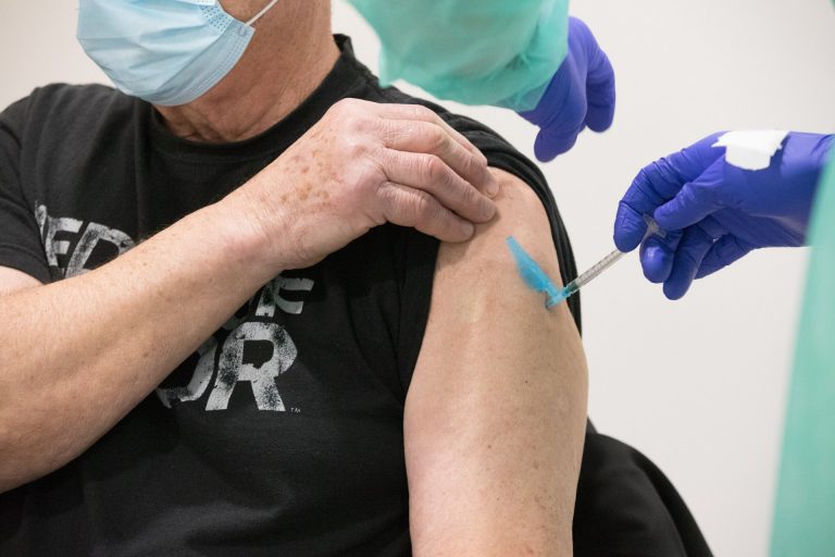 Galicia supera las 60.000 personas con las dos dosis de la vacuna