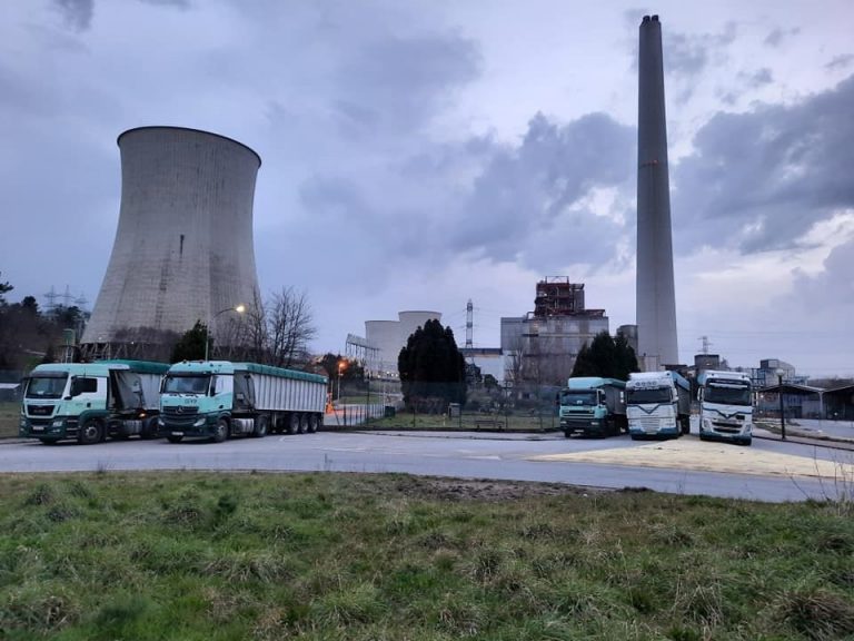 Los camiones del carbón de la central térmica de Endesa en As Pontes (A Coruña) vuelven a bloquear sus dos accesos