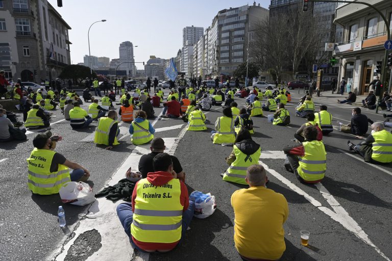 Trabajadores de ENCE y transportistas se movilizan en A Coruña para exigir garantías de empleo