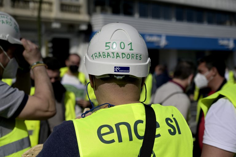 Trabajadores de Ence se encierran en el Ayuntamiento de Pontevedra