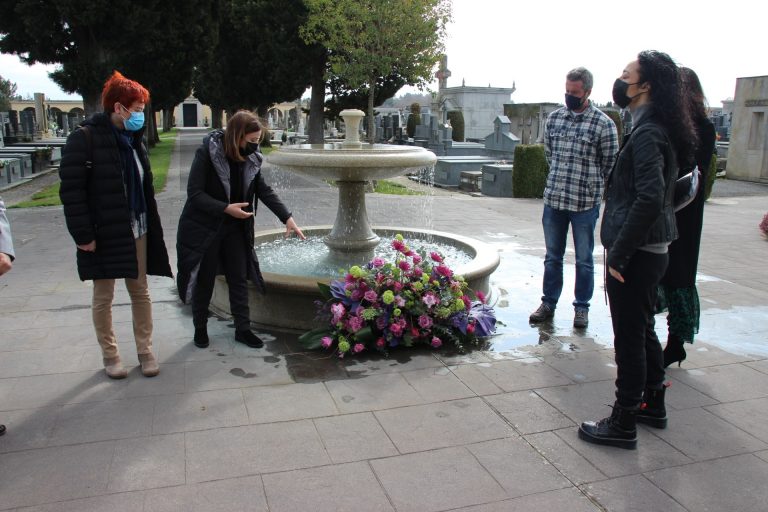 La corporación municipal lucense recuerda a mujeres fallecidas que tuvieron «un importante papel» con una ofrenda floral