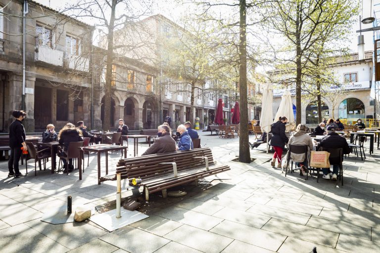 El Ayuntamiento de Pontevedra retrasa el cobro de tasas de basura, agua y vehículos, y habrá bonificaciones a terrazas