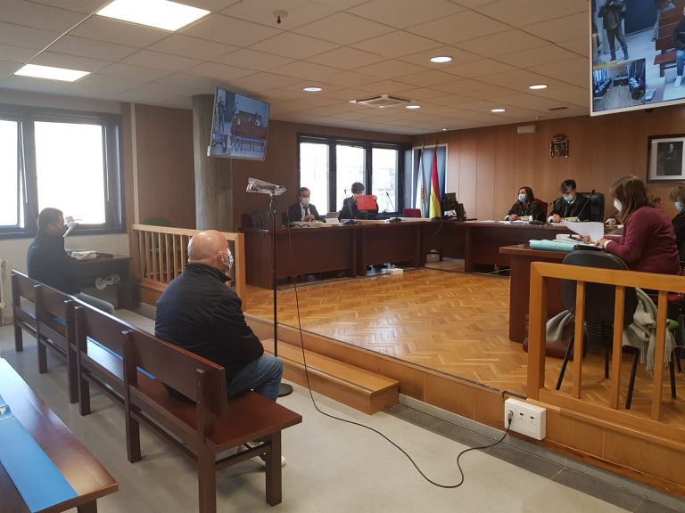 El exalcalde pedáneo de Bembrive (Vigo) reitera su inocencia en el juicio por unas obras, que queda visto para sentencia