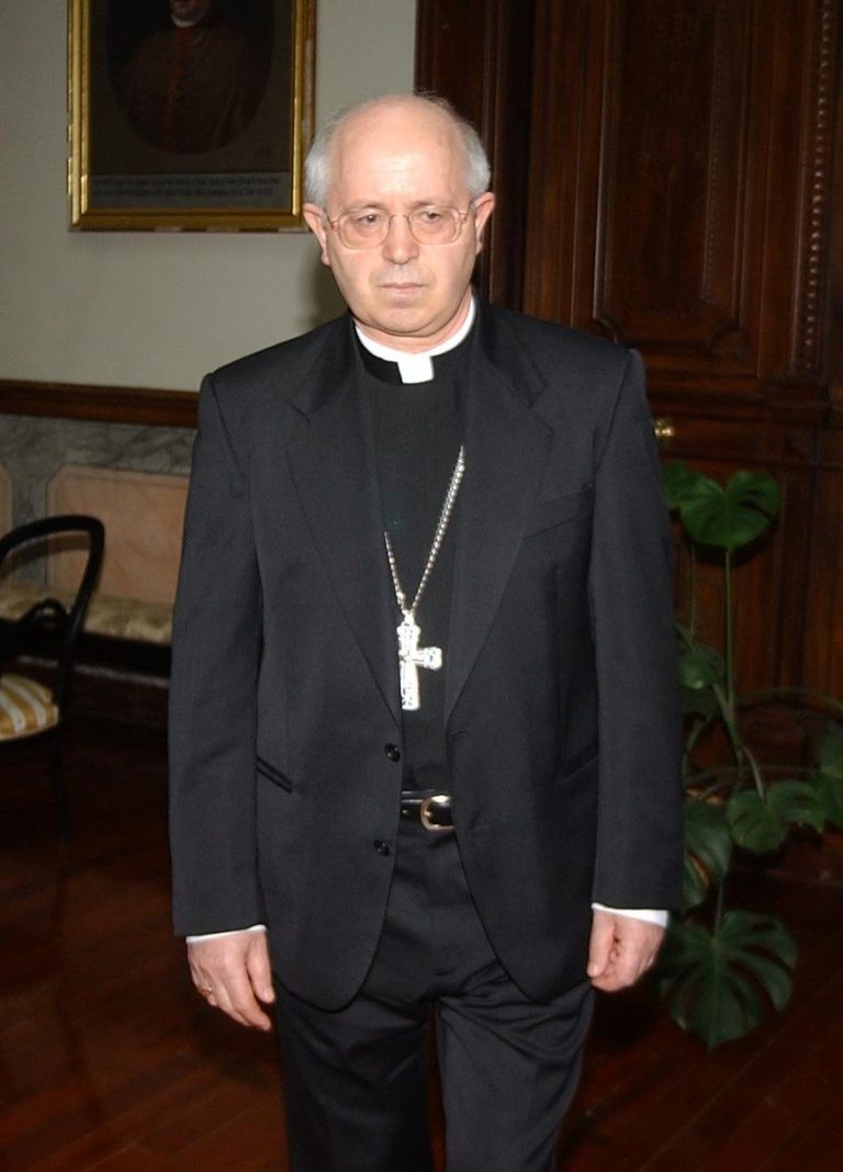 El arzobispo de Santiago, ingresado en el Hospital Clínico Universitario de Santiago por una «endocarditis bacteriana»