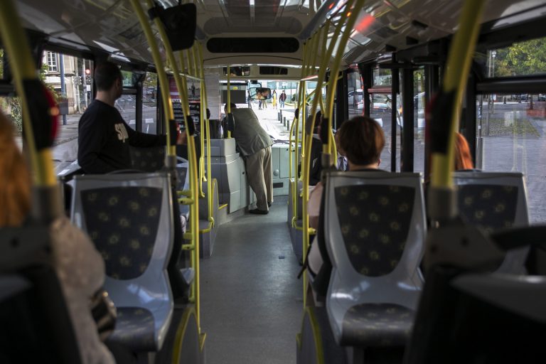 Los usuarios de transporte urbano por autobús bajan un 47,6% en enero en Galicia