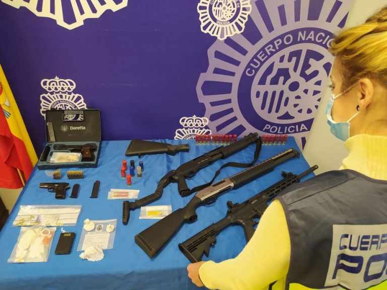 Detenidos tres varones, un menor y una mujer en Lugo por tenencia ilícita de armas tras amenazas en una red social