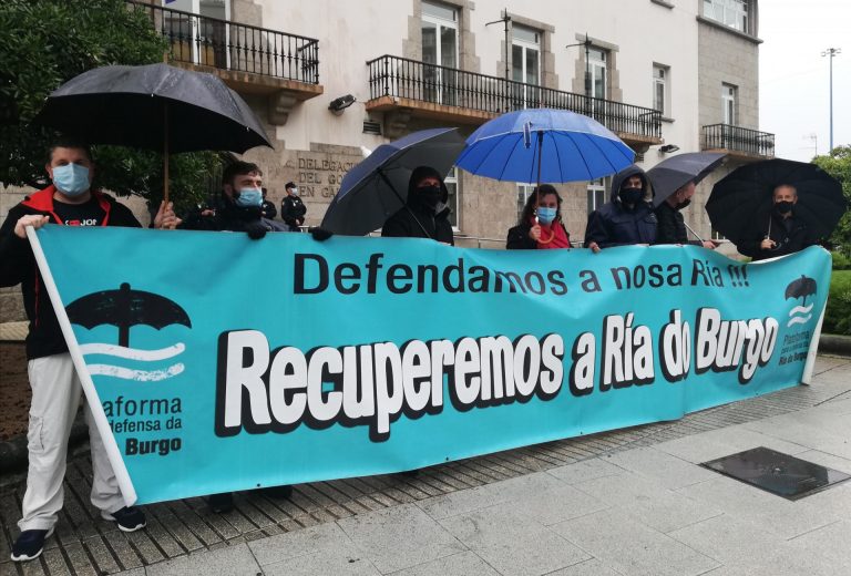 Mariscadores de O Burgo exigen a Xunta y Gobierno un acuerdo para el pago de las compensaciones por el dragado