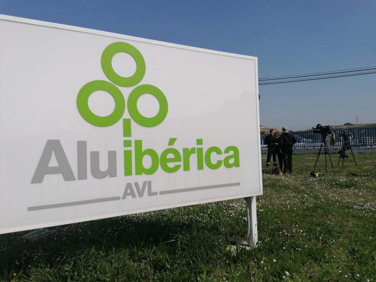 La dirección de Alu Ibérica asegura que sus plantas operan «con normalidad»