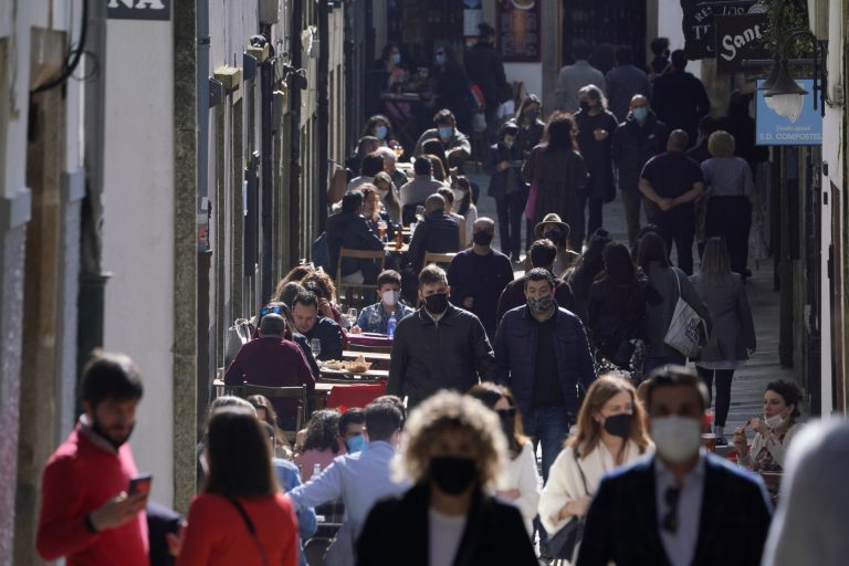 Cientos de hosteleros marchan por las calles de Santiago para pedir a las administraciones «un plan de rescate real»