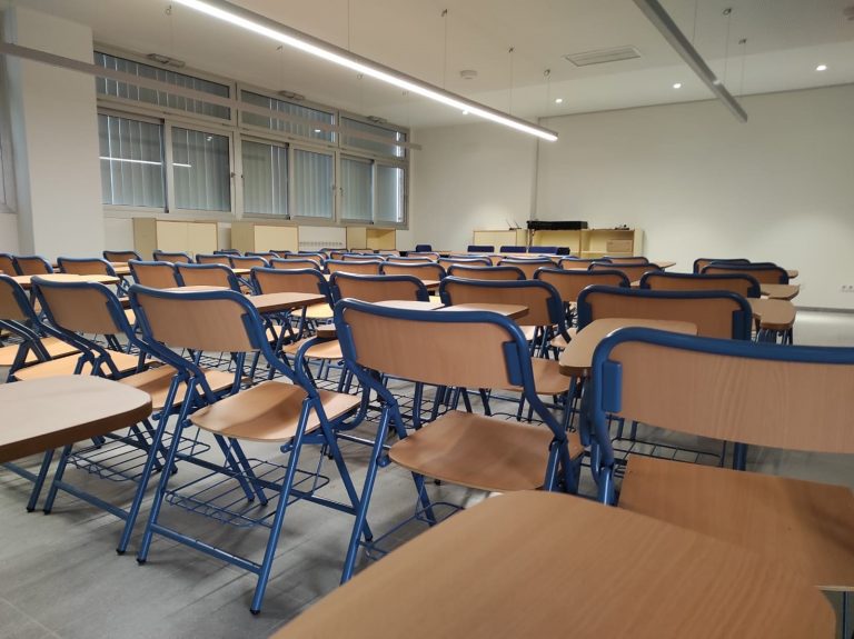 Los casos activos en centros educativos gallegos se mantienen en 478 y suben a 23 las aulas cerradas