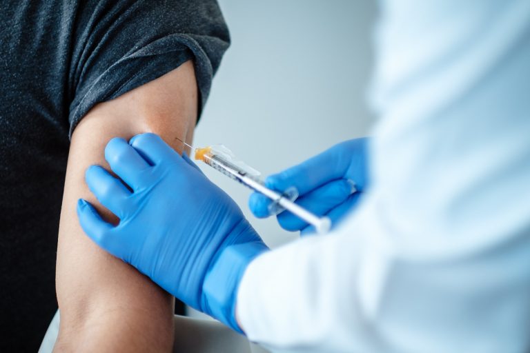 La EMA añade las alergias graves entre los posibles efectos secundarios de la vacuna de AstraZeneca