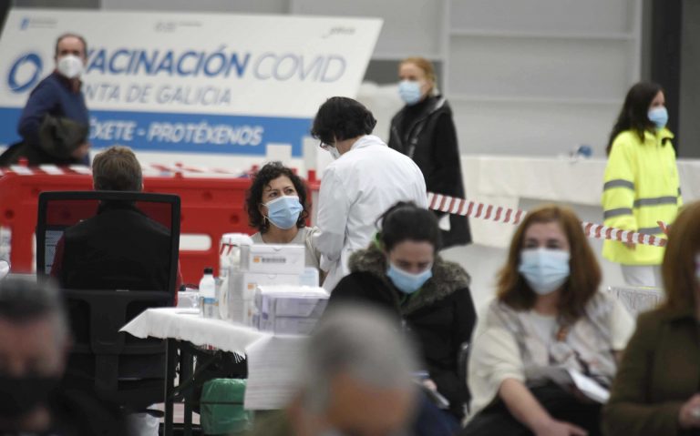 Arranca «con normalidad» la vacunación masiva en Galicia, con 5.000 dosis administradas en las primeras horas