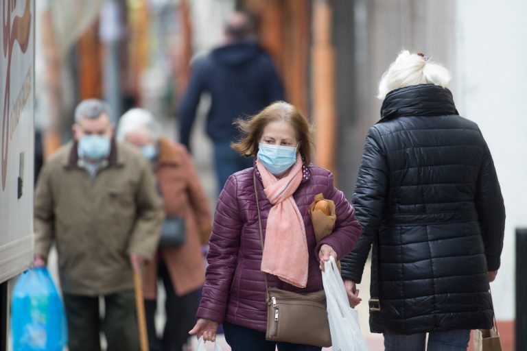 La presión hospitalaria baja en Galicia, con 320 ingresados, mientras siguen en descenso los casos activos