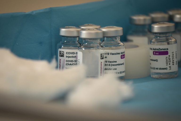 La OMS insiste en que se debe seguir administrando la vacuna de AstraZeneca en Europa porque «salva vidas»