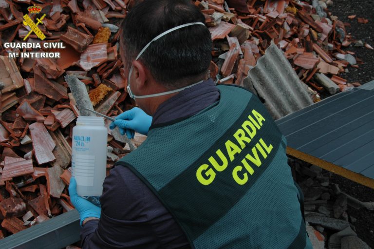 La Guardia Civil ayuda a un octogenario a encontrar dinero escondido en su casa e ingresarlo en A Pastoriza