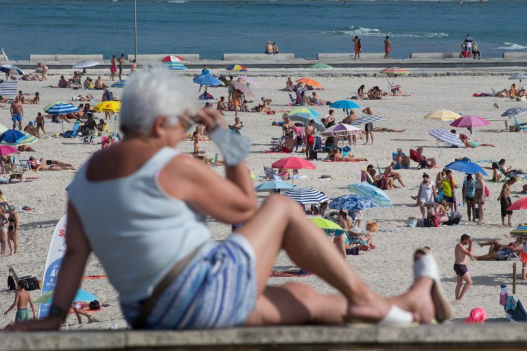 Los ayuntamientos deberán limitar aforos de las playas y los grupos serán de un máximo de seis no convivientes