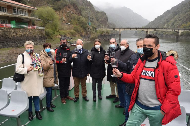 Tomé inaugura la temporada de catamaranes por la Ribeira Sacra, con más de 260 reservas en el puente de San José