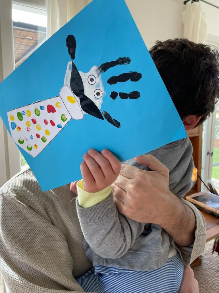 Feijóo difunde en redes sociales el «especial» regalo que le ha hecho su hijo y felicita a todos los padres