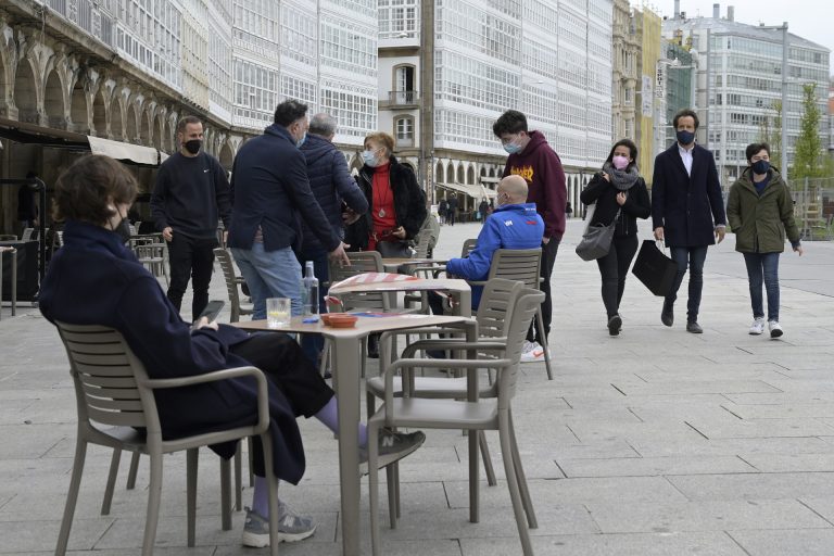 Cvirus.- Los casos activos y los nuevos contagios bajan en Galicia, pero repuntan a 258 los ingresados con coronavirus