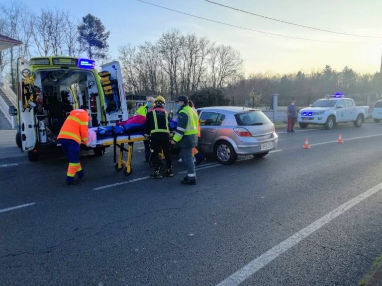 Heridas tres personas tras la colisión de dos turismos en Paderne de Allariz (Ourense)