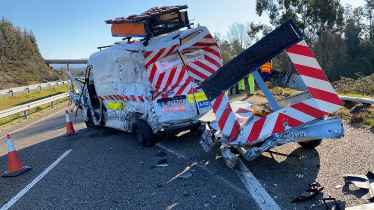 El choque de un camión con un furgón de conservación de carreteras se salda con un herido en la A-52 en Riós (Ourense)
