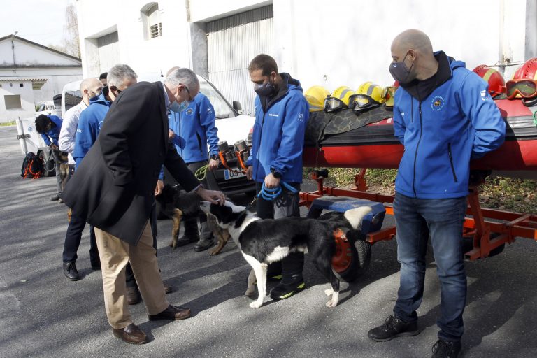 La Xunta renueva el convenio con la asociación de perros de rescate Casaga para la búsqueda de personas en Galicia