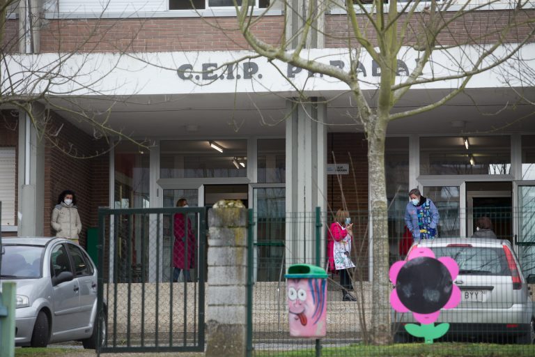 Los casos activos caen a 449 en los centros educativos gallegos y las aulas cerradas aumentan a 9