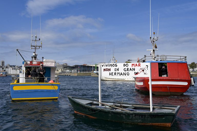 Cientos de barcos gallegos hacen sonar sus bocinas en todas las rías en contra del nuevo reglamento de la UE