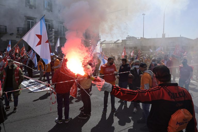 Miles de personas se manifiestan en A Coruña para exigir un «futuro industrial» para Alu Ibérica