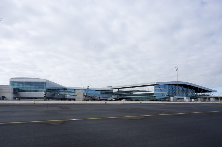 Aena aprueba este lunes la cesión de espacios para realizar test en los aeropuertos de Santiago y Vigo