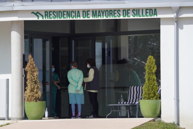 Las residencias de mayores de Galicia, a salvo con la vacuna, se quedan con sólo 15 casos de Covid