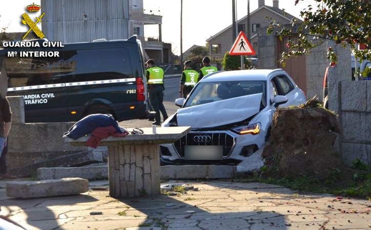 Interceptado un conductor novel que trató de evadir un control en Cambados y chocó con un muro de una casa